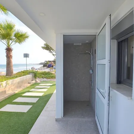 Beachfront Meneou Blu 2 Bedrooms Beach House 度假居 Meneou