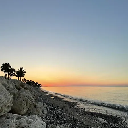 Beachfront Meneou Blu 2 Bedrooms Beach House 度假居 *