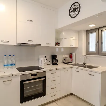 Beachfront Meneou Blu 2 Bedrooms Beach House 度假居 *