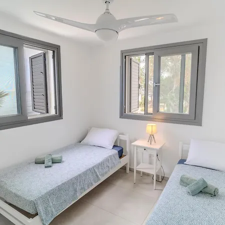 Beachfront Meneou Blu 2 Bedrooms Beach House 度假居 Meneou