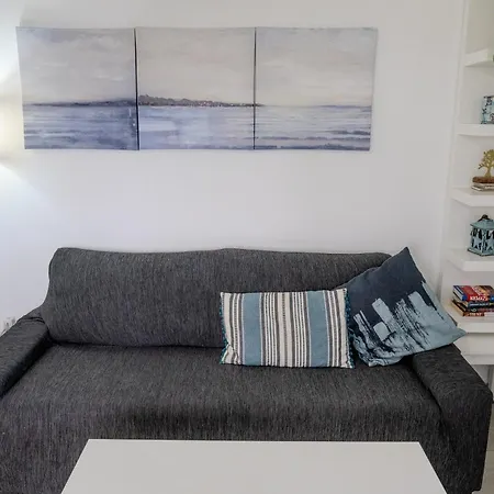 Beachfront Meneou Blu 2 Bedrooms Beach House 度假居 *