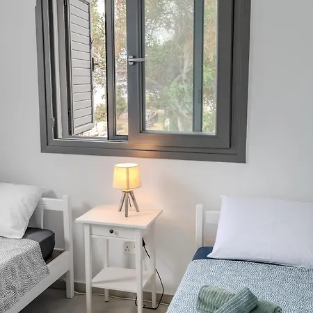 Beachfront Meneou Blu 2 Bedrooms Beach House 度假居 *